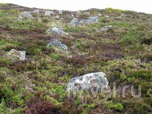 Холм множества камней в Шотландии / Великобритания