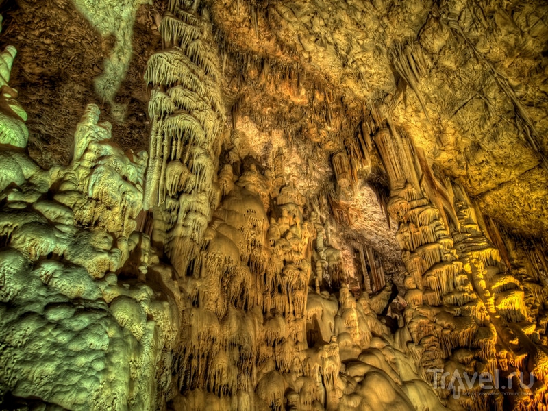 Сталактиты и сталагмиты, сформированные в течение тысяч лет, в пещере Авшалом / Израиль
