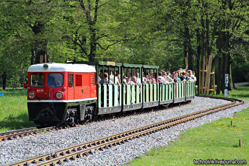 Дрезденская детская железная дорога в центральном городском парке / Германия