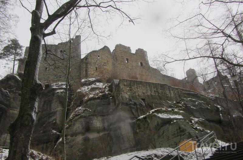 Руины замка Ойбин и узкоколейная железная дорога Циттау / Германия