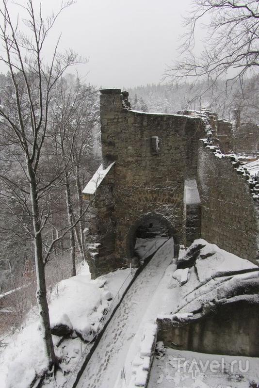 Руины замка Ойбин и узкоколейная железная дорога Циттау / Германия