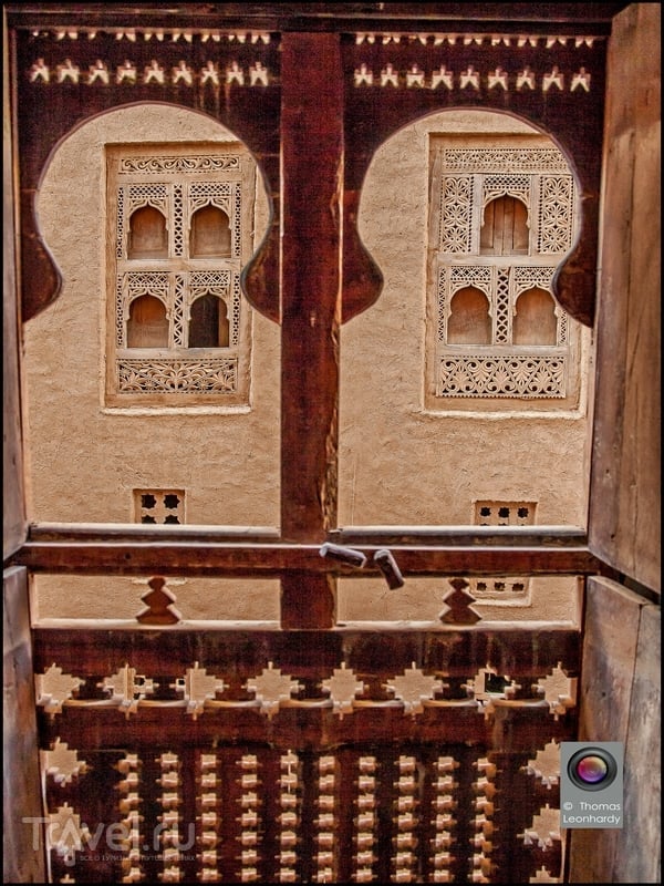 Решетчатые окна в Шибаме украшены резными ставнями, Йемен / Йемен