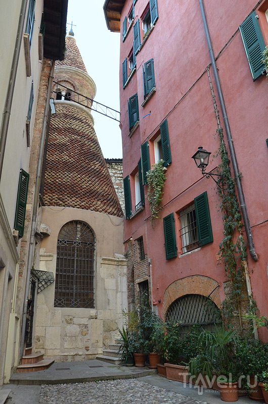 Церковь, зажатая между домами / Фото из Италии