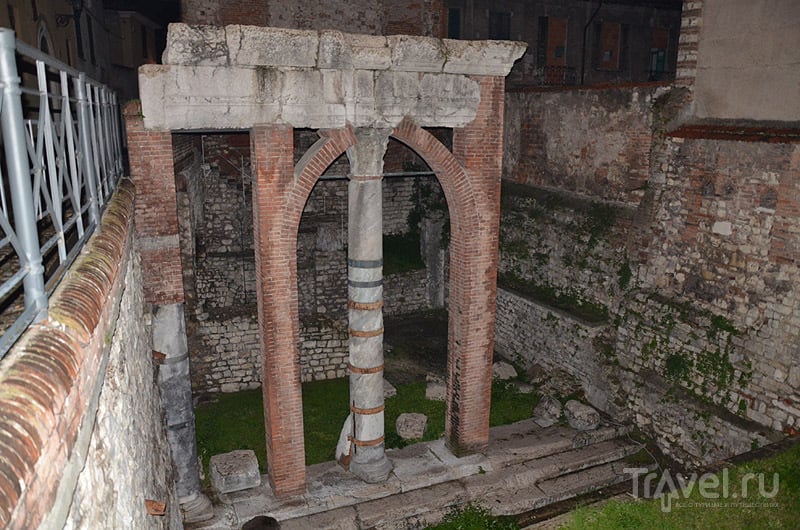 Древние колонны - были скрыты под землей / Фото из Италии