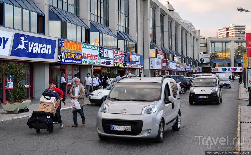 Шум и гам на центральном автовокзале Стамбула / Турция