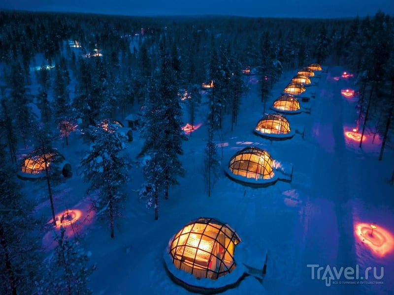 Деревня игру в курортном комплексе Kakslauttanen на севере Финляндии / Финляндия