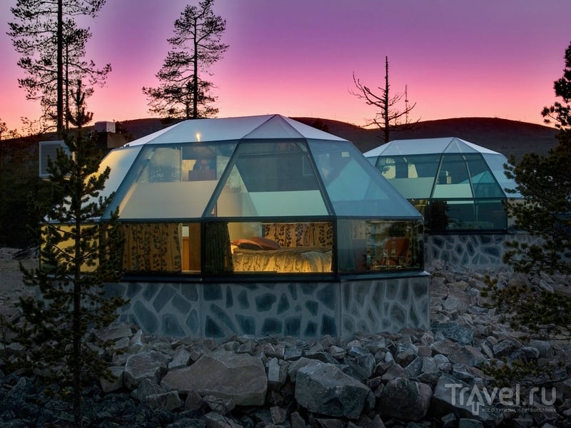 Стеклянные иглу, сквозь прозрачный потолок которых можно любоваться звездным небом, в Лапландии / Финляндия