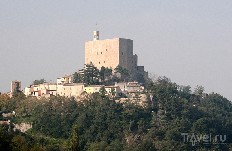 Montefiore Conca - замок простой формы / Италия