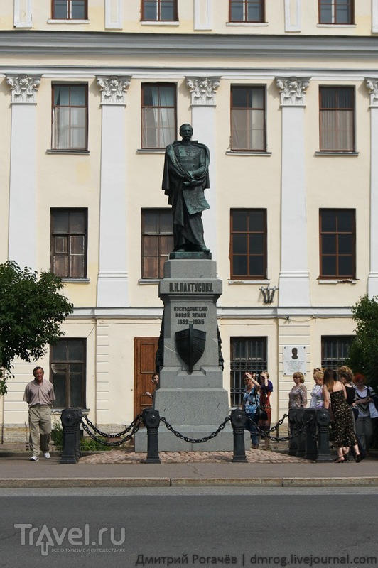 Памятник исследователю Новой земли Пахтусову в  Кронштадте / Фото из России
