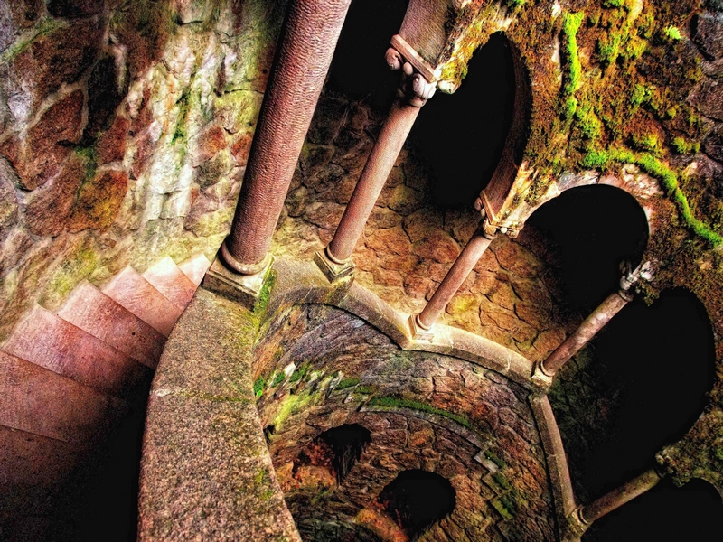 Система подземных тоннелей в дворцово-парковом комплексе Quinta da Regaleira будто бы служит переходом от света к тьме / Португалия