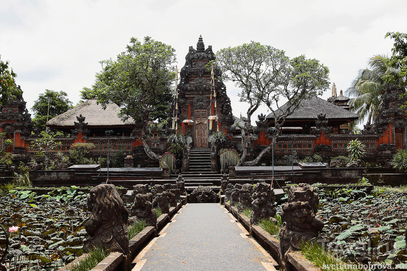 Храм Пура Таман Сарасвати в Убуде / Фото из Индонезии