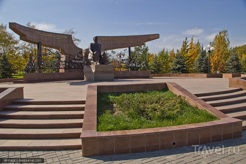 Памятник Назарбаеву, Казахстан / Фото из Казахстана