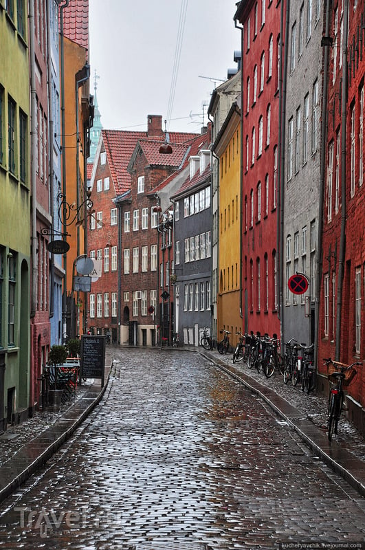 А в похожих на Nyhavn переулках нет ни души / Фото из Дании