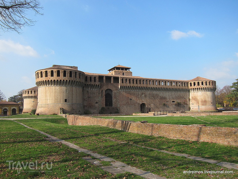 Крепость Сфорца (Rocca Sforzesca) / Фото из Италии