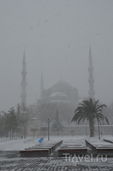 Стамбул в январе под снегом с ребенком / Турция