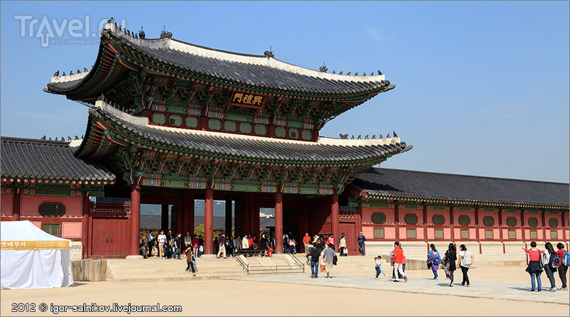 Ворота Heungnyemun в Императорском дворце Кёнбоккун в Сеуле, Южная Корея / Фото из Южной Кореи