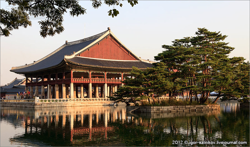 Павильон Gyeonghoeru в Императорском дворце Кёнбоккун в Сеуле, Южная Корея / Фото из Южной Кореи