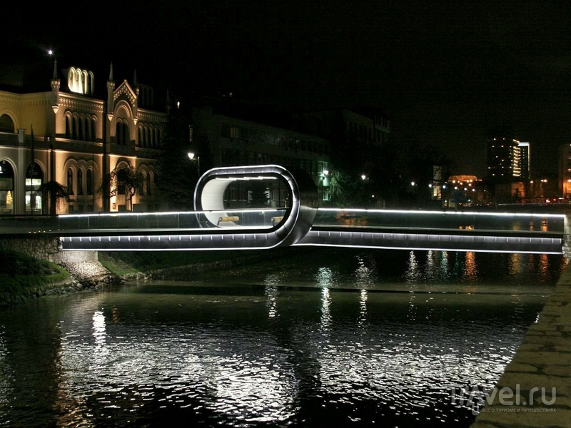 В вечернее и ночное время мост Festina Lente подсвечивается светодиодами, Босния и Герцеговина / Босния и Герцеговина