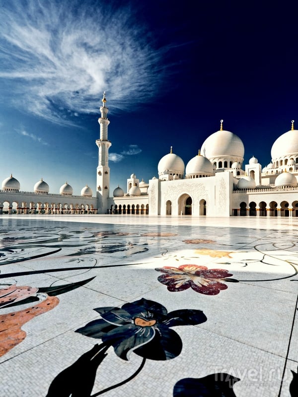 Для украшения внутреннего двора мечети использовался мрамор, керамика и даже полудрагоценные камни, Абу-Даби / ОАЭ