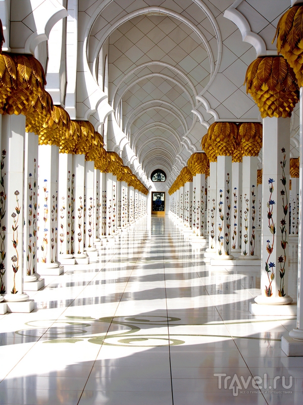 Бесплатные экскурсии по мечети Шейха Заеда проводятся ежедневно, Абу-Даби / ОАЭ
