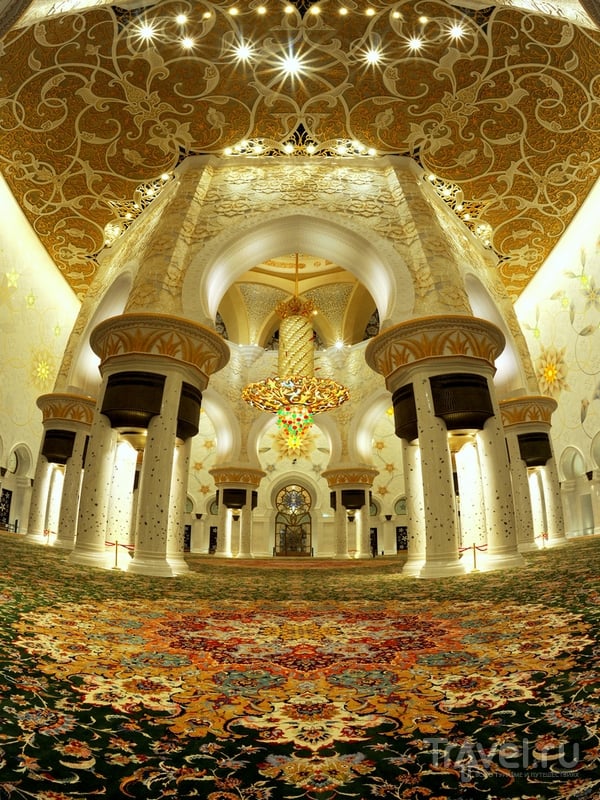 Главный молитвенный зал мечети Шейха Заеда может вместить девять тысяч верующих,  Абу-Даби / ОАЭ