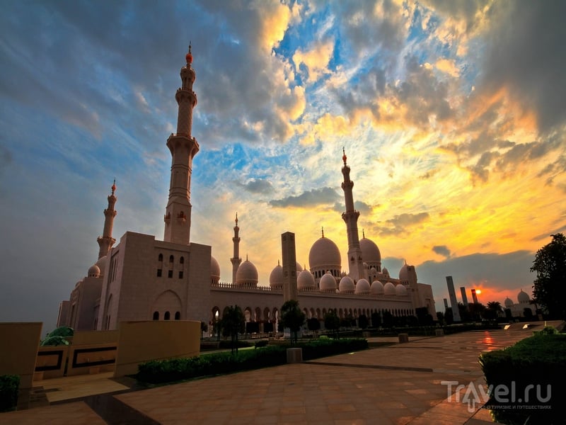 Острые шпили минаретов, возвышающихся по периметру мечети, достигают высоты 115 метров, Абу-Даби / ОАЭ