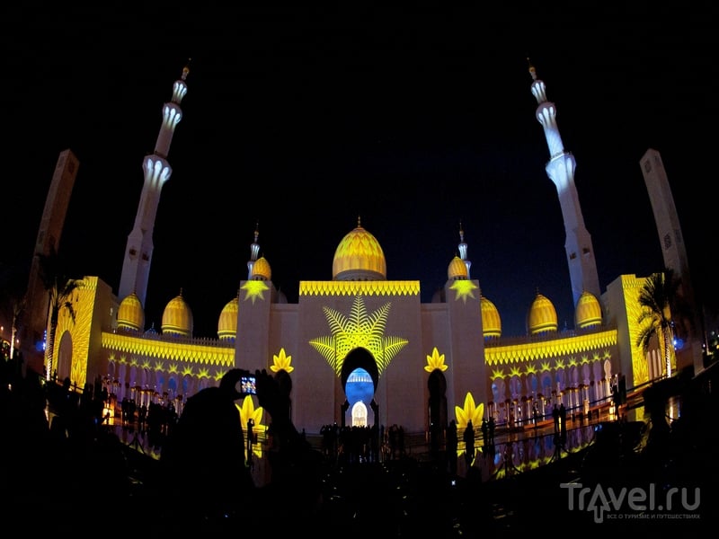 Световые представления на территории религиозного комплекса в Абу-Даби / ОАЭ