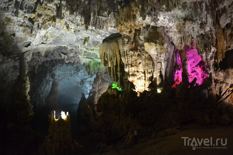 Подземная река пещеры Фонгня / Вьетнам