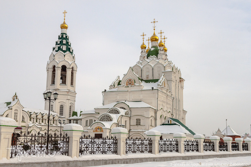 Церковь Пресвятой Троицы и собор Воскресения Христова в Йошкар-Оле / Фото из России