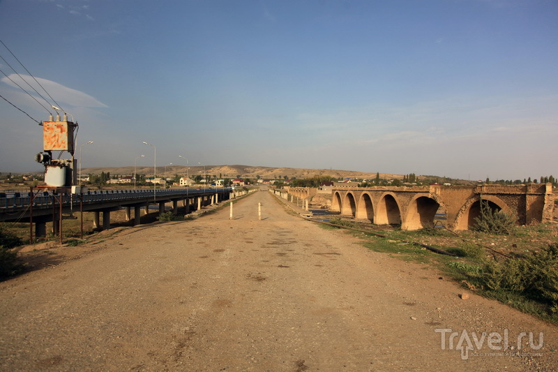 Граница с Азербайжаном. Три моста - царский, советский, путинский / Фото из России