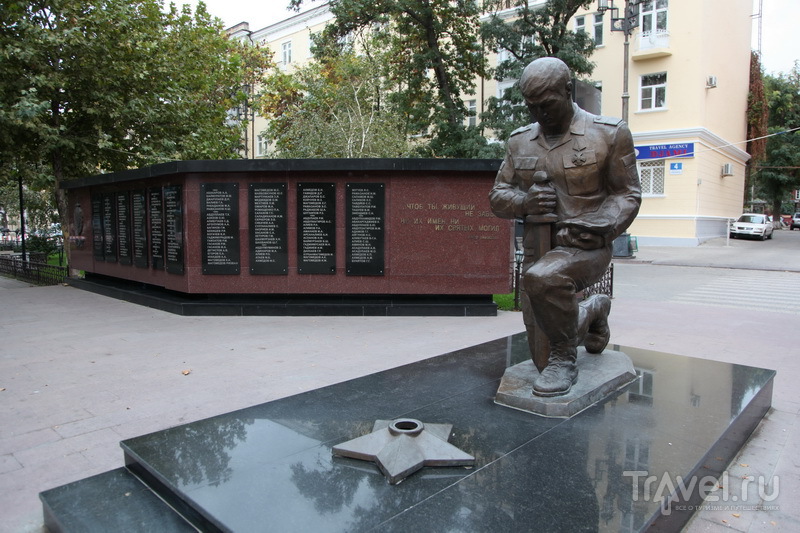 Махачкала. памятник погибшим при исполнении сотрудникам МВД / Фото из России