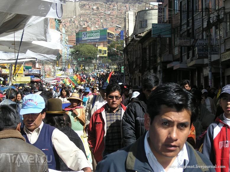 Демонстранты вливаются в толпу / Боливия