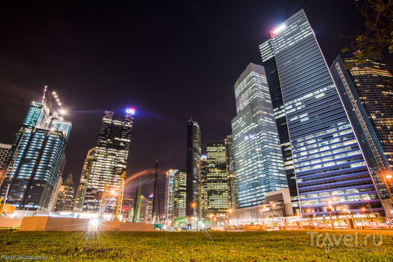 Ночной Сингапур - набережная отеля Marina Bay Sands с бассейном на крыше / Сингапур