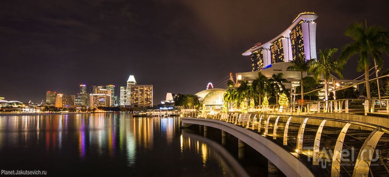 Ночной Сингапур - набережная отеля Marina Bay Sands с бассейном на крыше / Сингапур