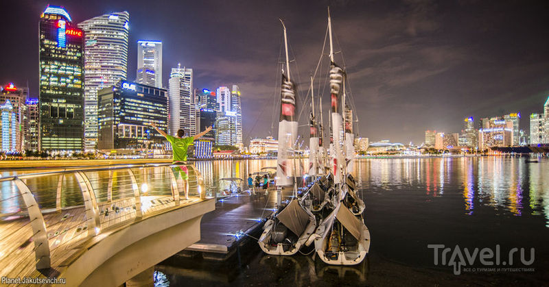 Ночной Сингапур - набережная отеля Marina Bay Sands с бассейном на крыше / Сингапур