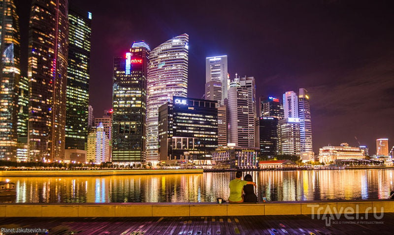 Ночной Сингапур - набережная отеля Marina Bay Sands с бассейном на крыше / Сингапур