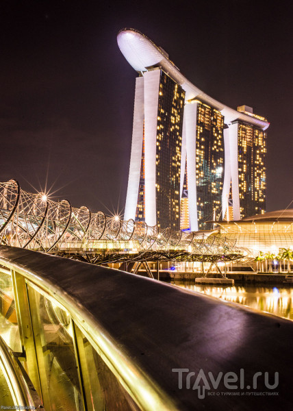 Ночной Сингапур - набережная отеля Marina Bay Sands с бассейном на крыше / Сингапур