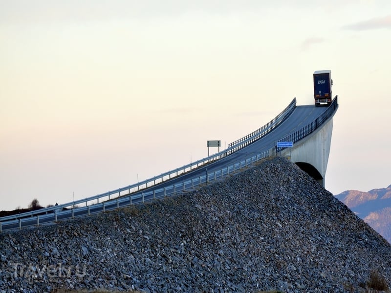 Издалека мост Storseisundet кажется дорогой, уходящей в никуда, Норвегия / Норвегия
