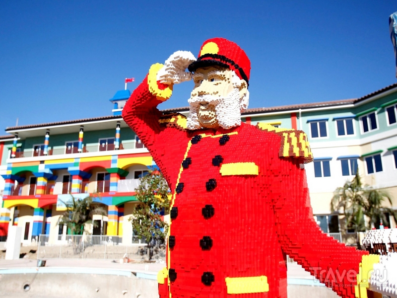 Гостей отеля Legoland встречает консьерж, возведенный из десятка тысяч деталей конструктора LEGO, США / США