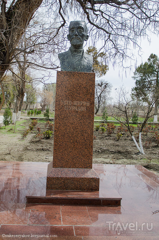 Памятник архитектору Уста-Ширин Мурадову в Бухаре, Узбекистан / Фото из Узбекистана