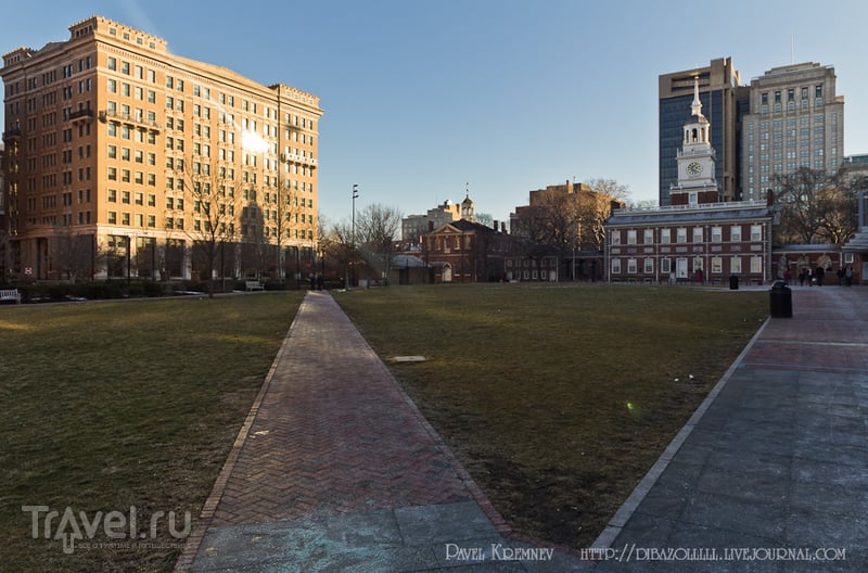 Площадь перед Independence Hall - Залом Независимости в Филадельфии, США / Фото из США