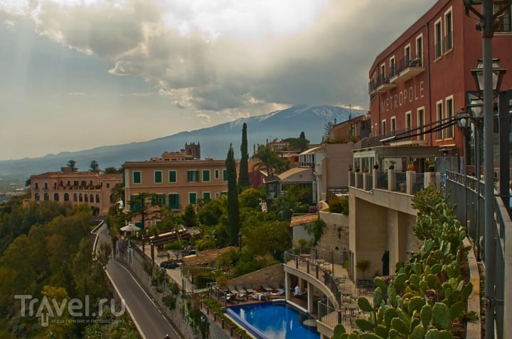 Вид из города Таормина на вулкан Этна, Италия / Фото из Италии