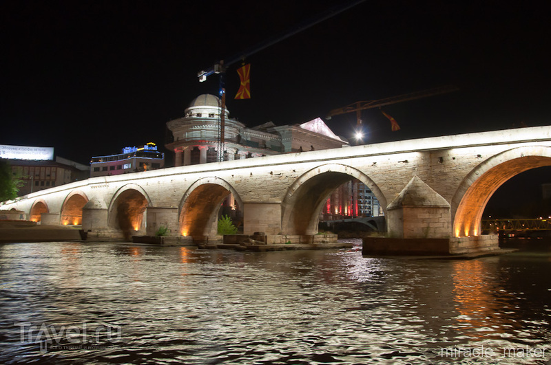 Пешеходный мост через реку Вардар в Скопье, Македония / Фото из Македонии