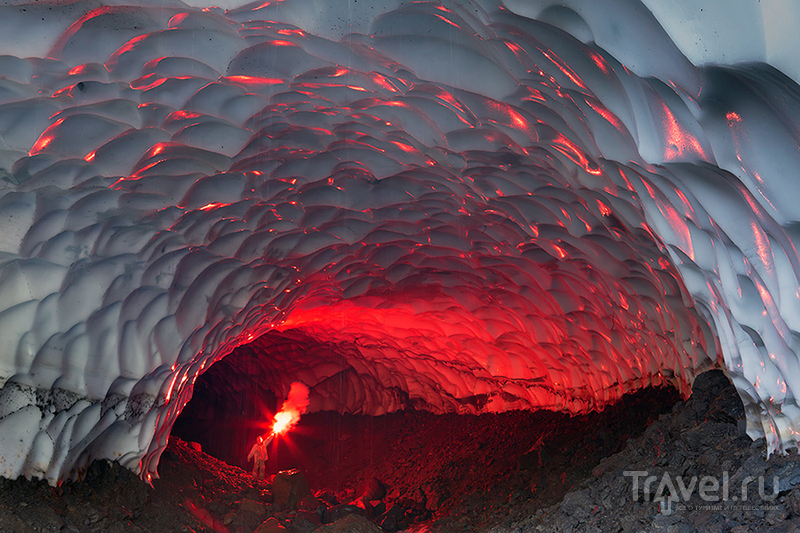 В снежной пещере на склонах вулкана Мутновский на Камчатке, Россия / Фото из России