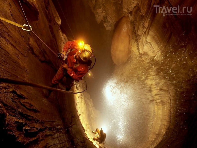 Спуститься на дно пещеры Крубера-Воронья можно только в составе спелеологической экспедиции, Абхазия  / Абхазия