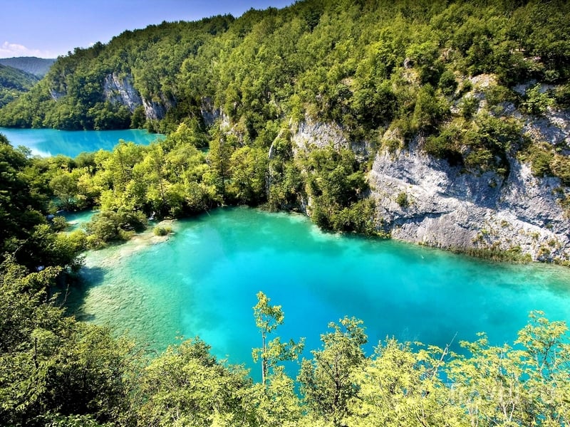Водные потоки образуют 16 крупных карстовых озер с водой насыщенного бирюзового цвета, Хорватия / Хорватия