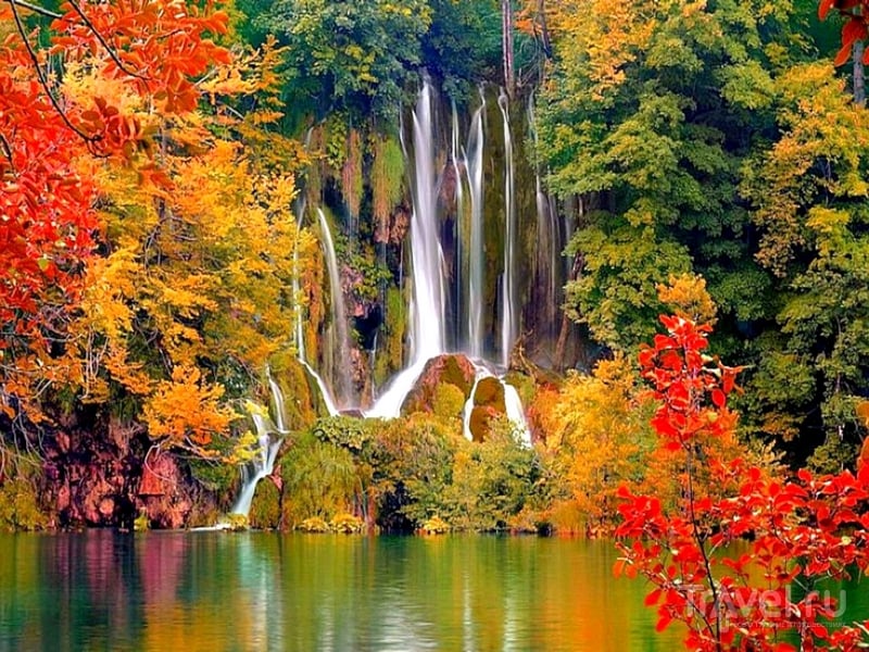 Яркие осенние краски в заповеднике "Плитвицкие озера", Хорватия / Хорватия
