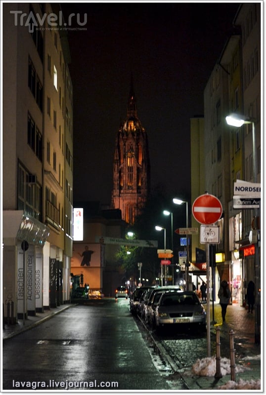 Ночной Франкфурт - в окружении небоскрёбов / Фото из Германии