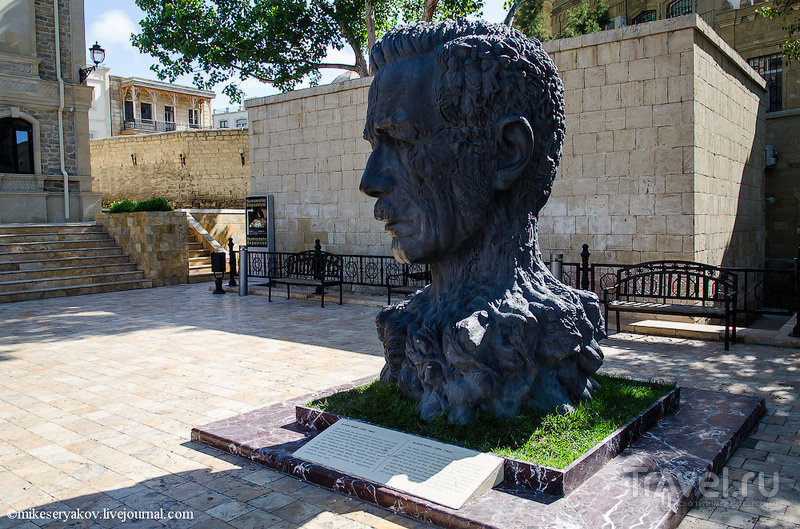 Памятник поэту Алиаге Вахиду в Баку, Азербайджан / Фото из Азербайджана