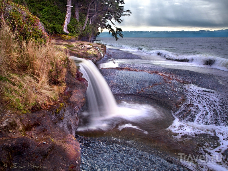 Живописные водопады на пляже Sandcut, остров Ванкувер, Канада / Канада